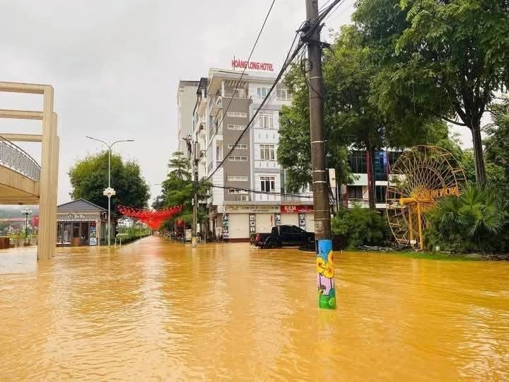 Hoàn lưu bão số 10 gây mưa lớn diện rộng, lũ trên các sông dâng cao