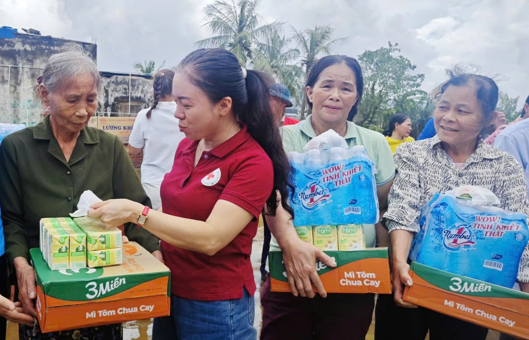 Hội Chữ thập đỏ Việt Nam cứu trợ khẩn cấp người dân bị ảnh hưởng bởi bão số 10