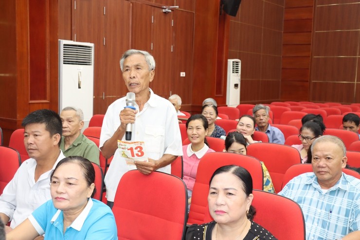 Lãnh đạo xã Phú Xuyên lắng nghe các ý kiến từ nhân dân