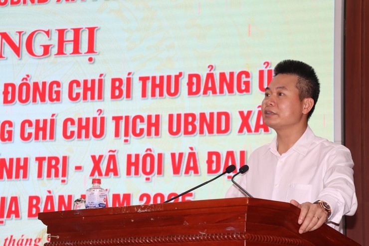 Lãnh đạo xã Phú Xuyên lắng nghe các ý kiến từ nhân dân