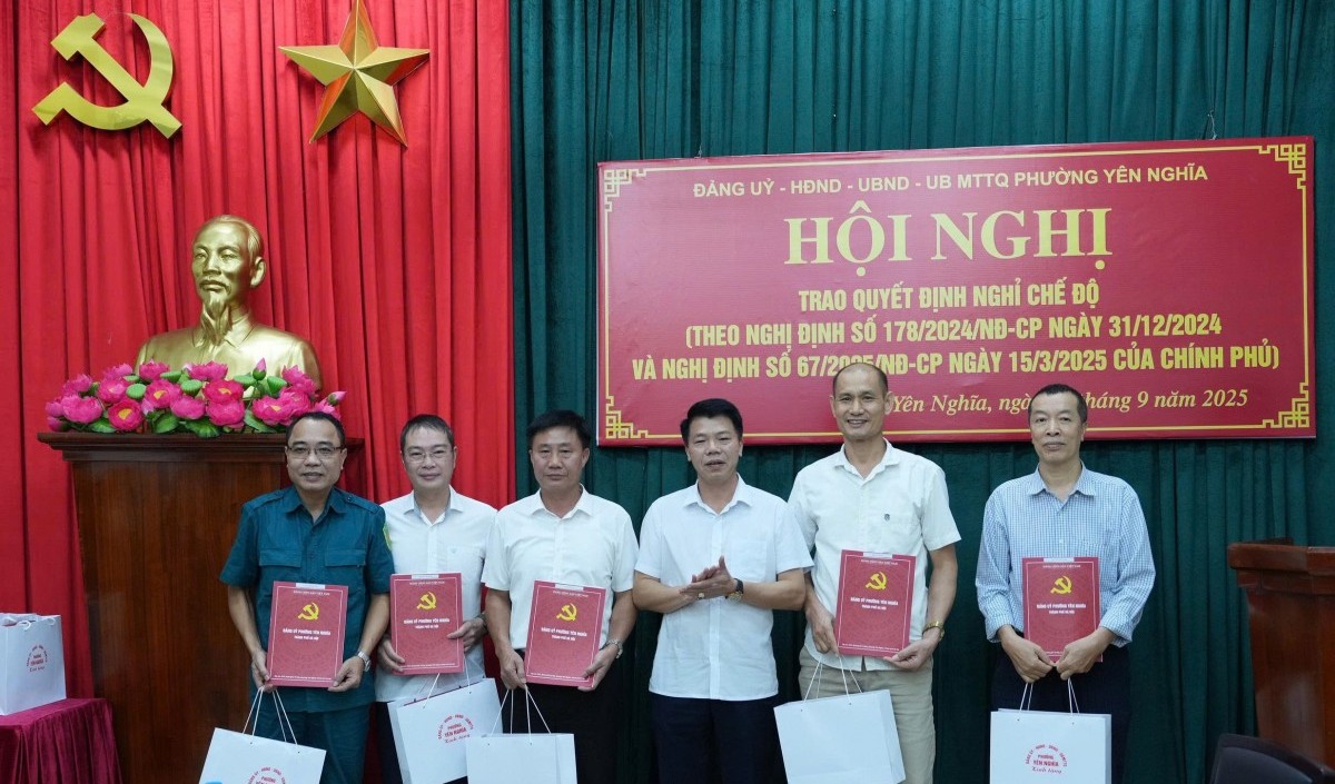 Phường Yên Nghĩa: Trao Quyết định nghỉ hưu trước tuổi cho cán bộ theo Nghị định 178