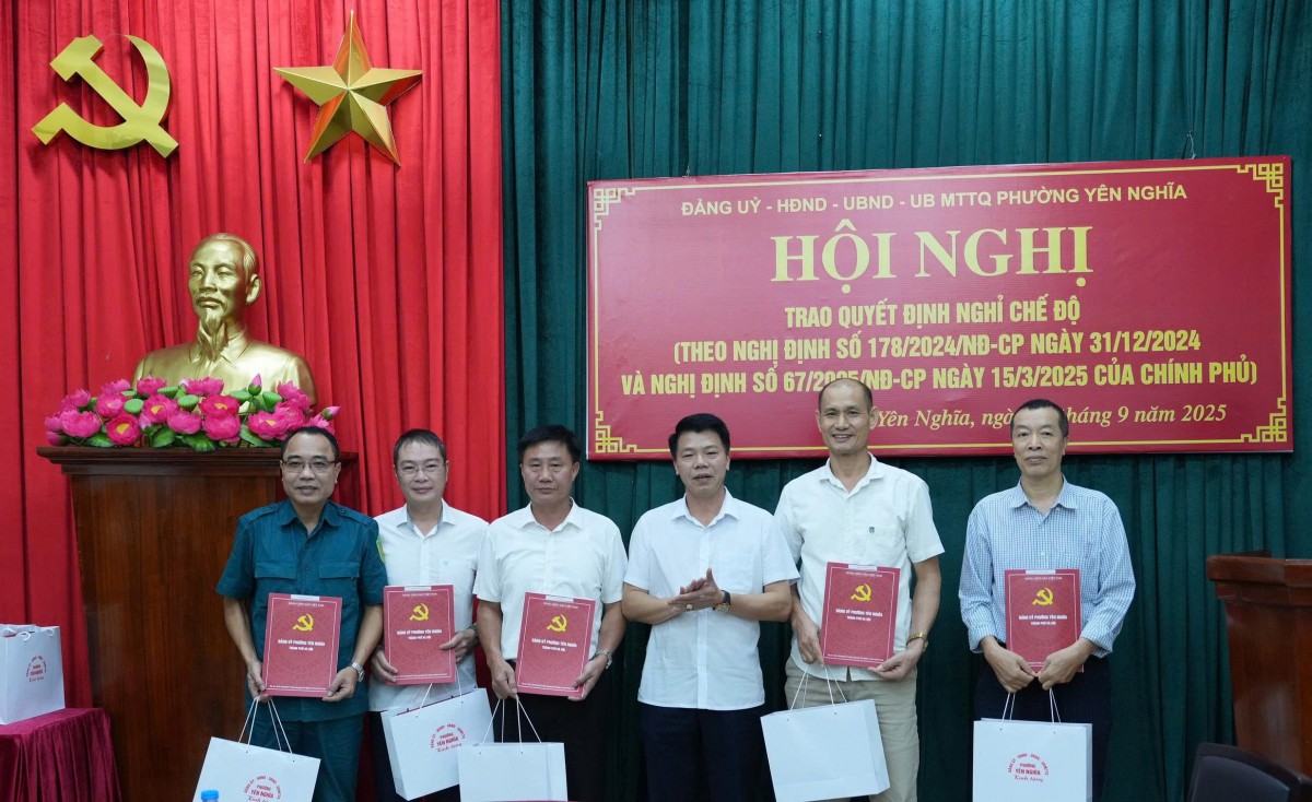 Phường Yên Nghĩa: Trao Quyết định nghỉ hưu trước tuổi cho cán bộ theo Nghị định 178