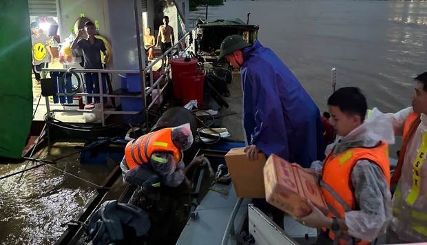 Công an Hà Nội đồng hành cùng nhân dân ứng phó thiên tai Công an Hà Nội đồng hành cùng nhân dân ứng phó thiên tai