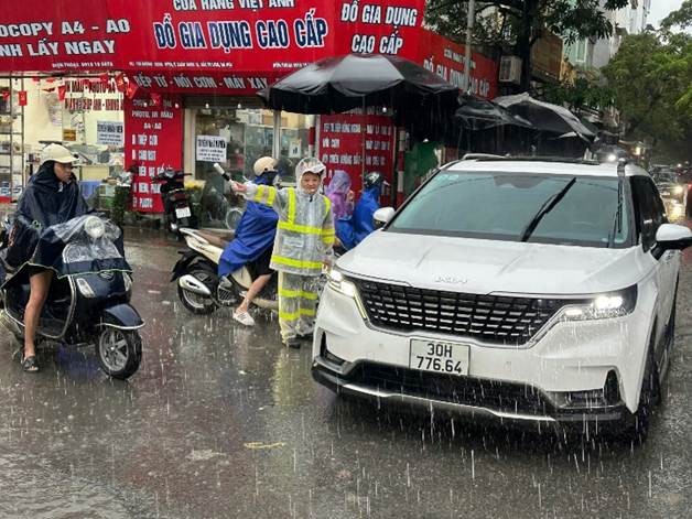 Công an Hà Nội đồng hành cùng nhân dân ứng phó thiên tai Công an Hà Nội đồng hành cùng nhân dân ứng phó thiên tai