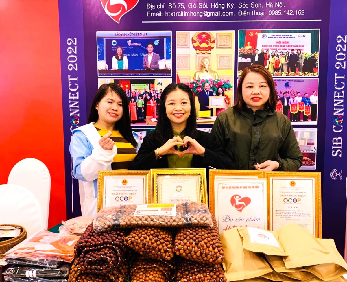 Người phụ nữ mang “trái tim hồng”