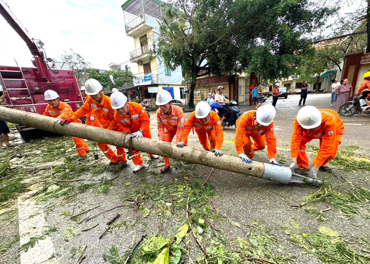 Thợ điện Nghệ An chạy đua với thời gian khôi phục lưới điện