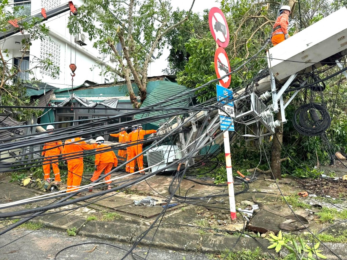 Thợ điện Nghệ An chạy đua với thời gian khôi phục lưới điện