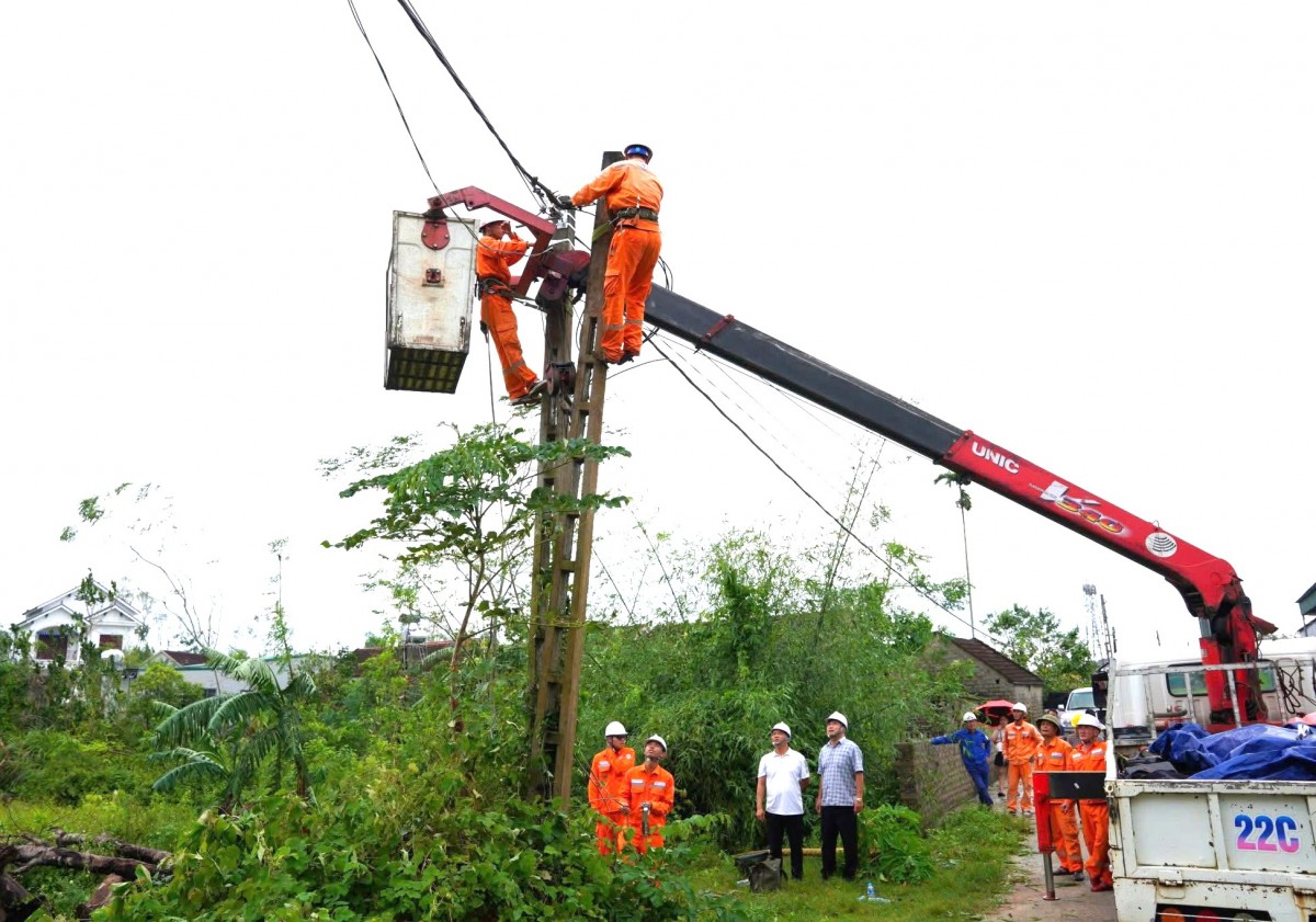 Thợ điện Nghệ An chạy đua với thời gian khôi phục lưới điện