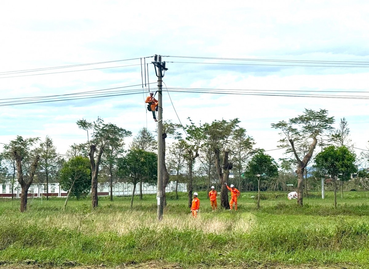 Thợ điện Nghệ An chạy đua với thời gian khôi phục lưới điện