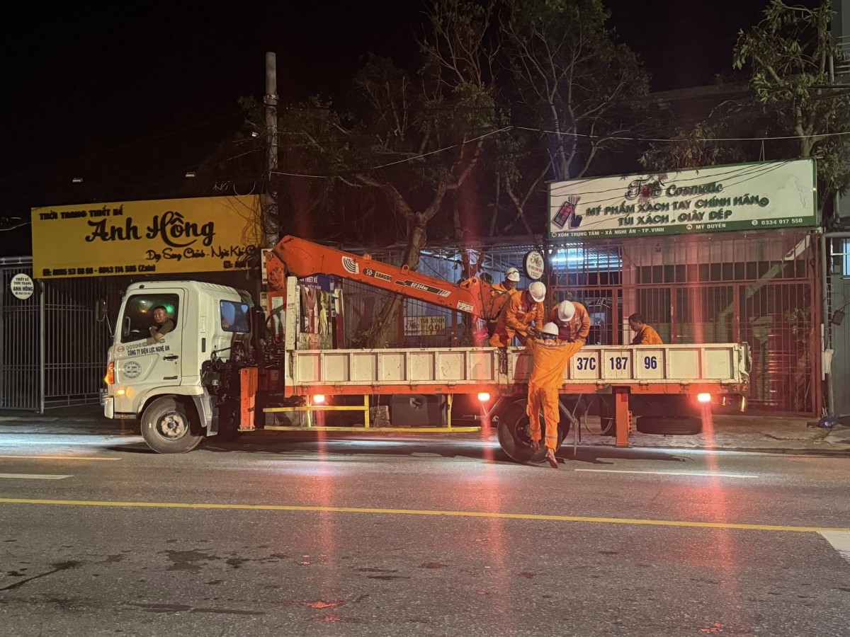 Thợ điện Nghệ An chạy đua với thời gian khôi phục lưới điện