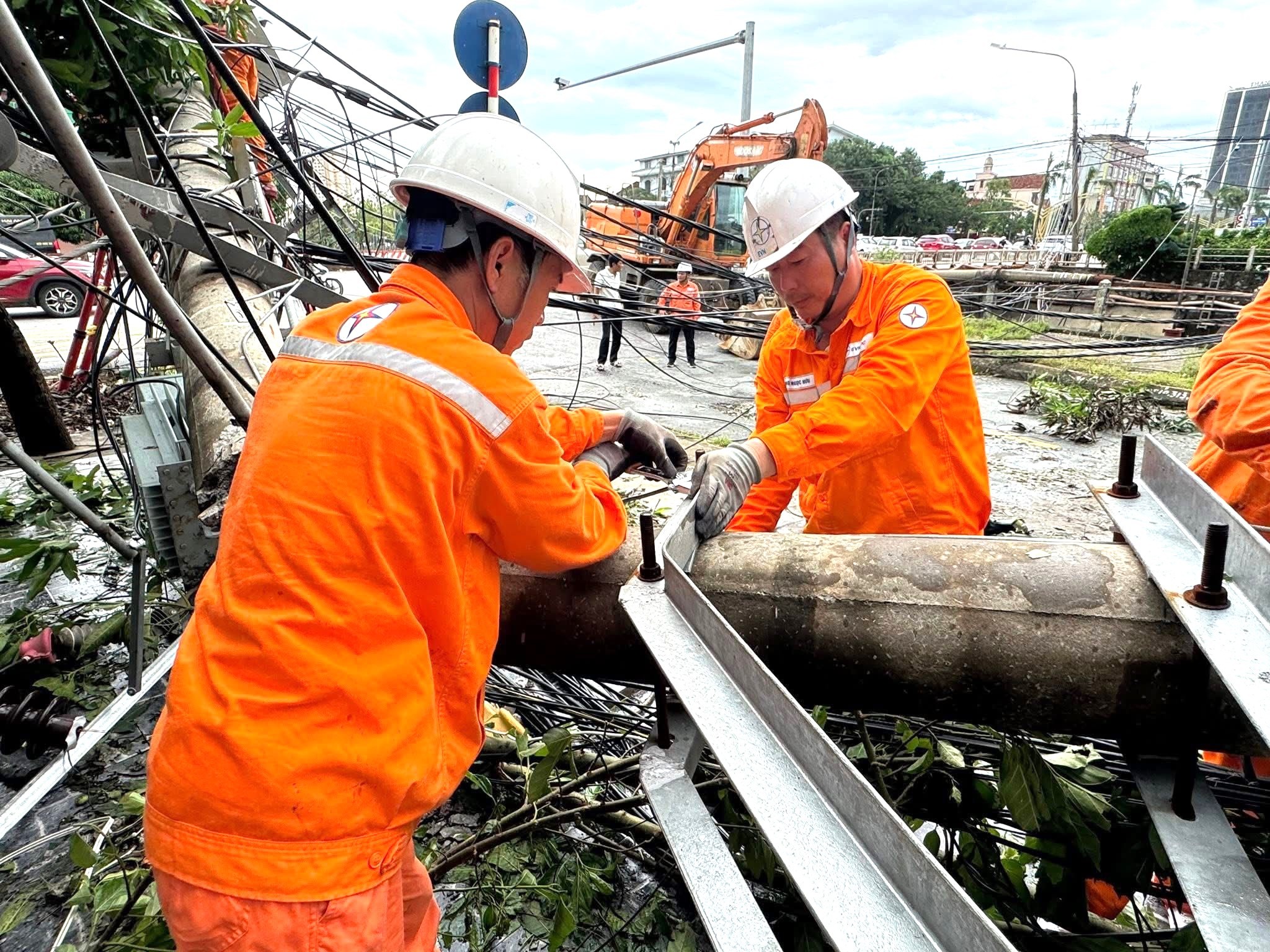 Thợ điện Nghệ An chạy đua với thời gian khôi phục lưới điện