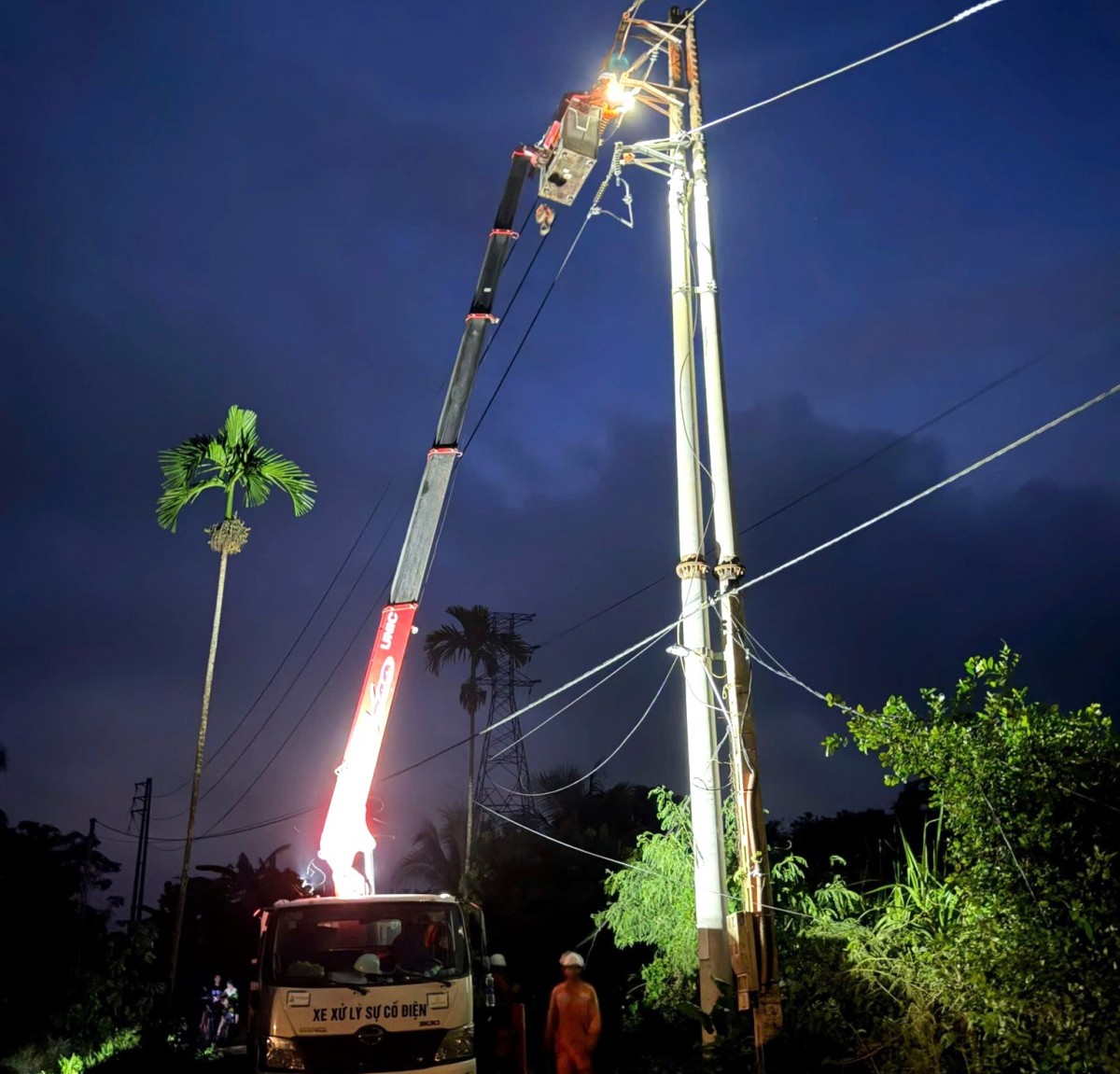 Thợ điện Nghệ An chạy đua với thời gian khôi phục lưới điện