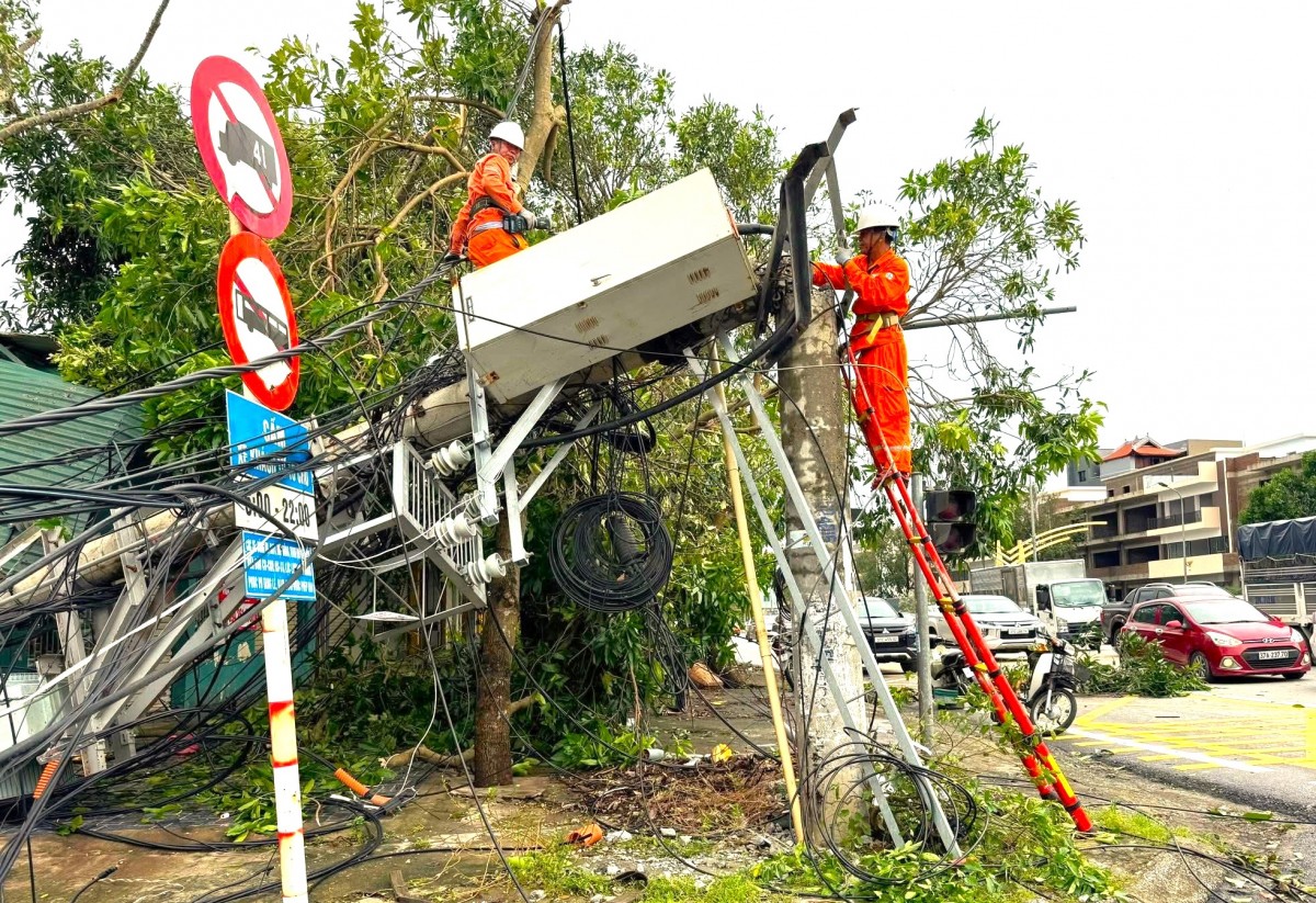 Thợ điện Nghệ An chạy đua với thời gian khôi phục lưới điện