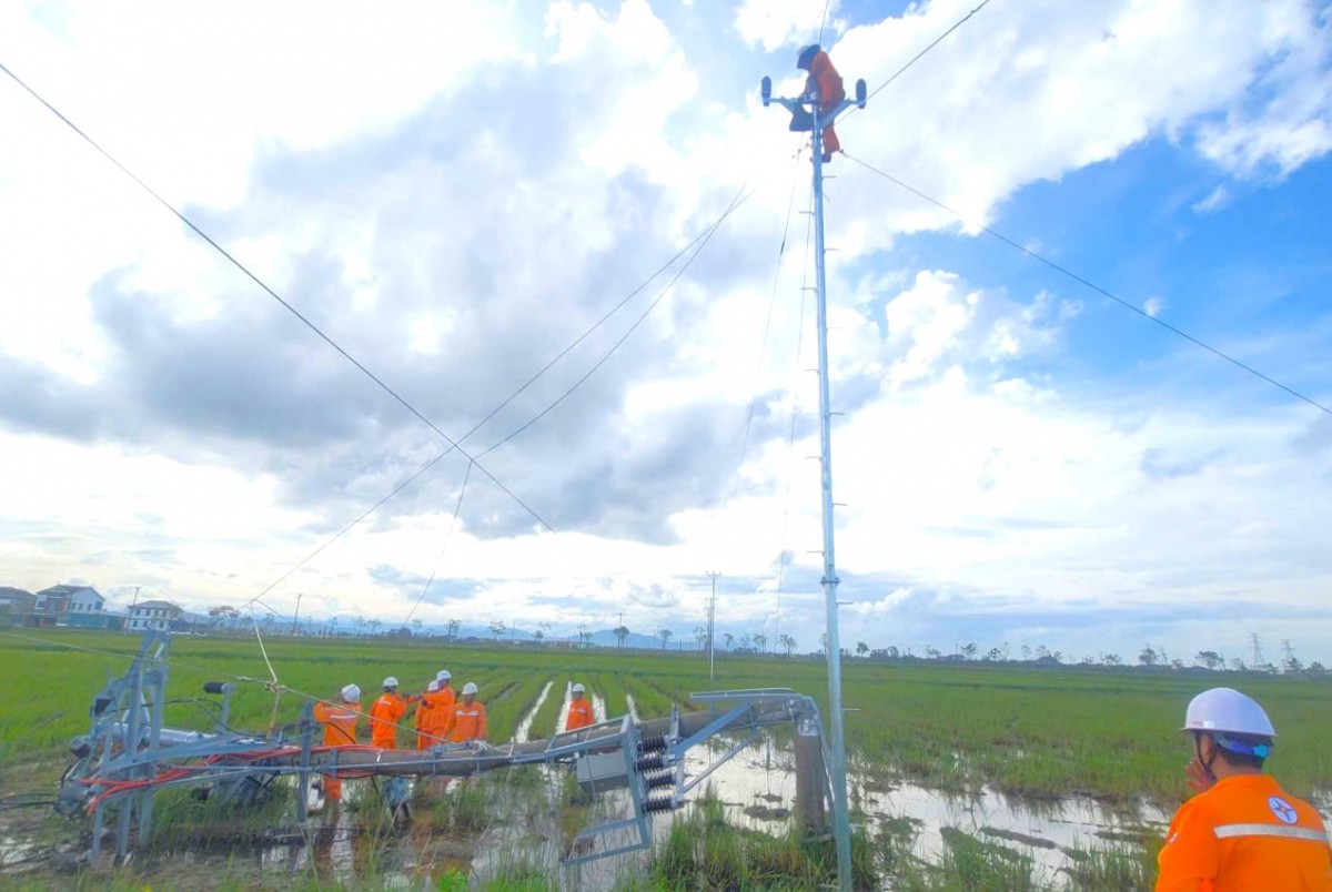 Thợ điện Nghệ An chạy đua với thời gian khôi phục lưới điện