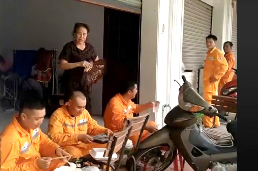 Thợ điện Nghệ An chạy đua với thời gian khôi phục lưới điện