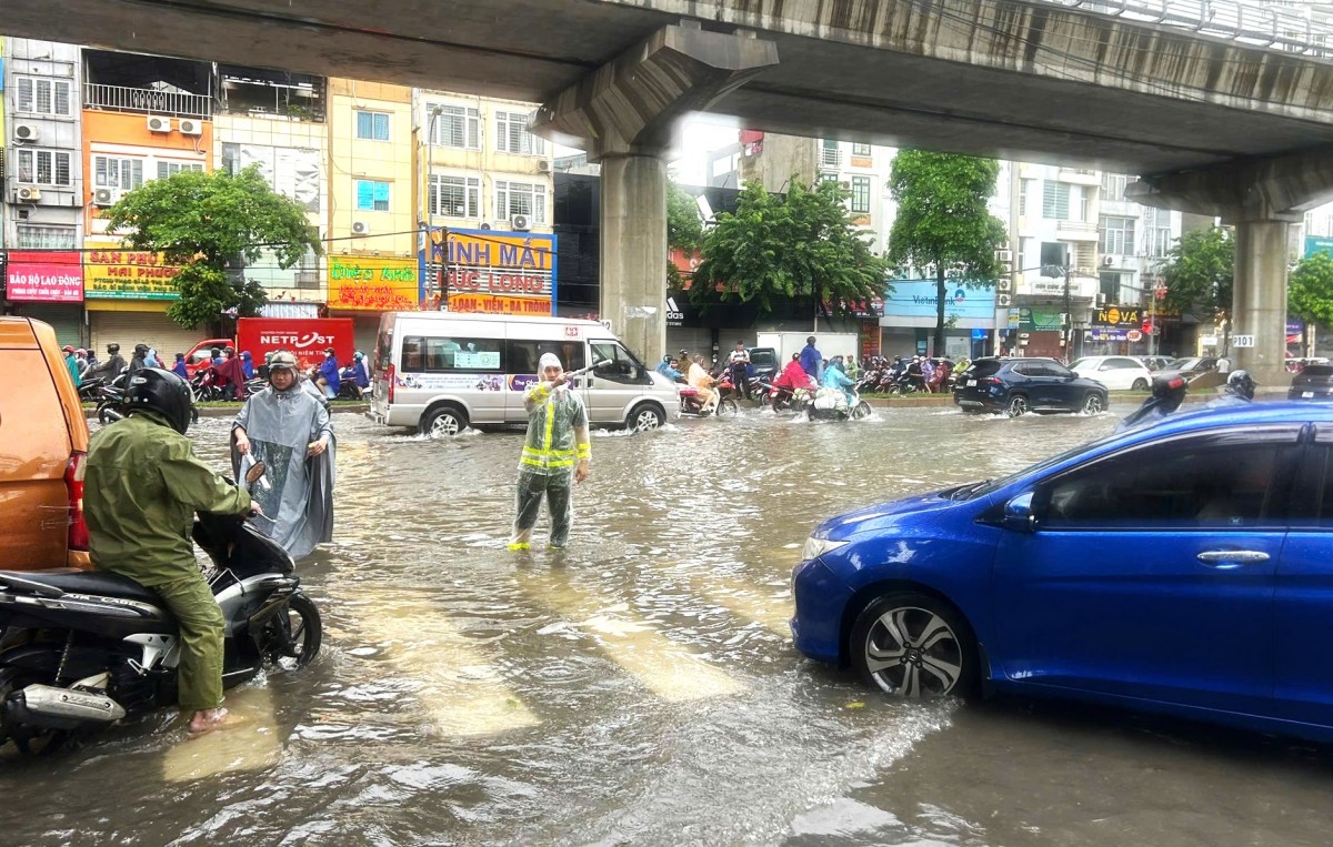 Sau mưa bão, Công an Hà Nội kịp thời hỗ trợ người dân tại các điểm ngập úng Công an Hà Nội kịp thời hỗ trợ người dân tại các điểm ngập úng