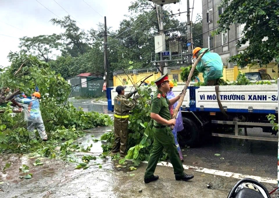 Sau mưa bão, Công an Hà Nội kịp thời hỗ trợ người dân tại các điểm ngập úng Công an Hà Nội kịp thời hỗ trợ người dân tại các điểm ngập úng