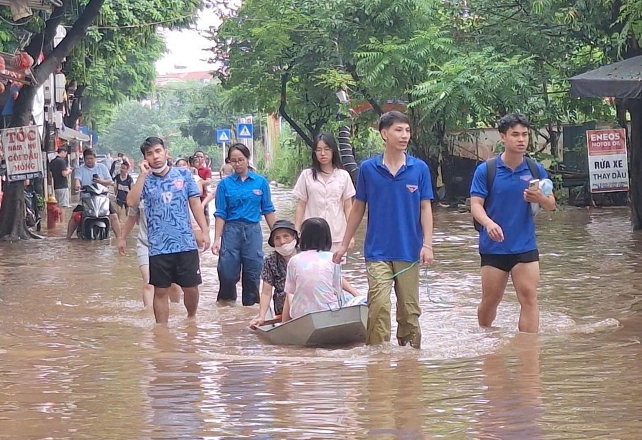 Khẩn trương ứng phó, hỗ trợ người dân khắc phục hậu quả ngập lụt do bão số 10