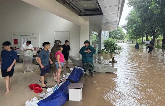 Khẩn trương ứng phó, hỗ trợ người dân khắc phục hậu quả ngập lụt do bão số 10