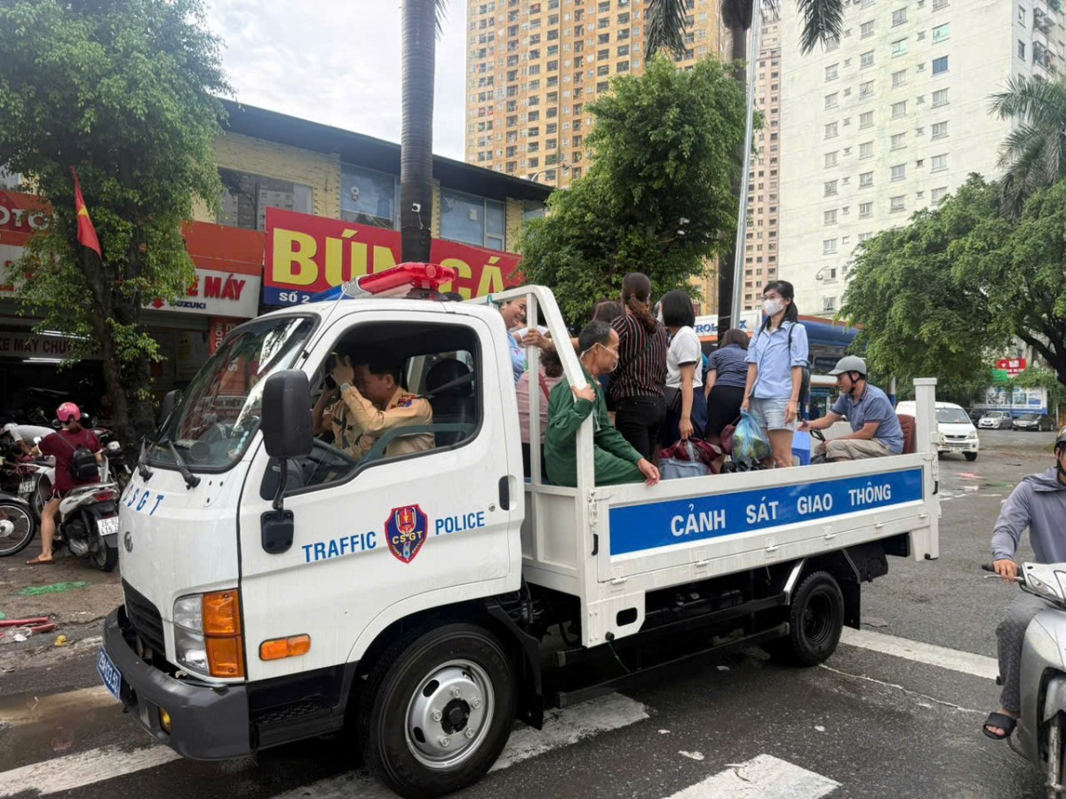 Sau mưa bão, Công an Hà Nội kịp thời hỗ trợ người dân tại các điểm ngập úng Sau mưa bão, Công an Hà Nội kịp thời hỗ trợ người dân tại các điểm ngập úng