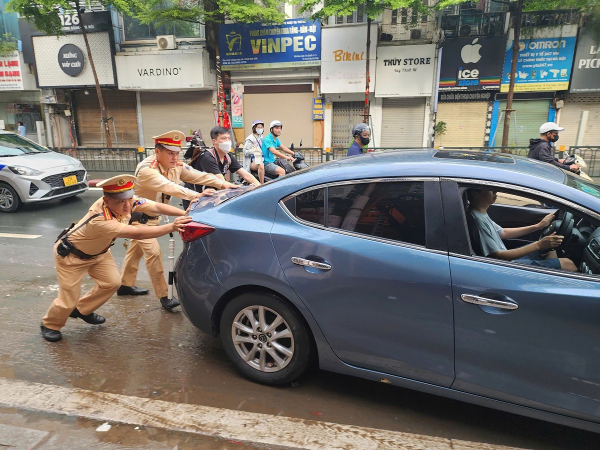 Sau mưa bão, Công an Hà Nội kịp thời hỗ trợ người dân tại các điểm ngập úng Sau mưa bão, Công an Hà Nội kịp thời hỗ trợ người dân tại các điểm ngập úng