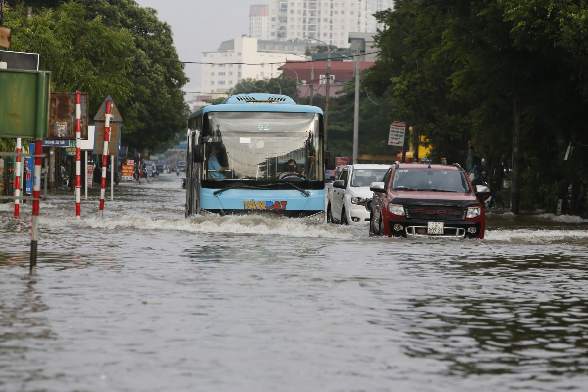 Sau mưa bão, Công an Hà Nội kịp thời hỗ trợ người dân tại các điểm ngập úng Sau mưa bão, Công an Hà Nội kịp thời hỗ trợ người dân tại các điểm ngập úng