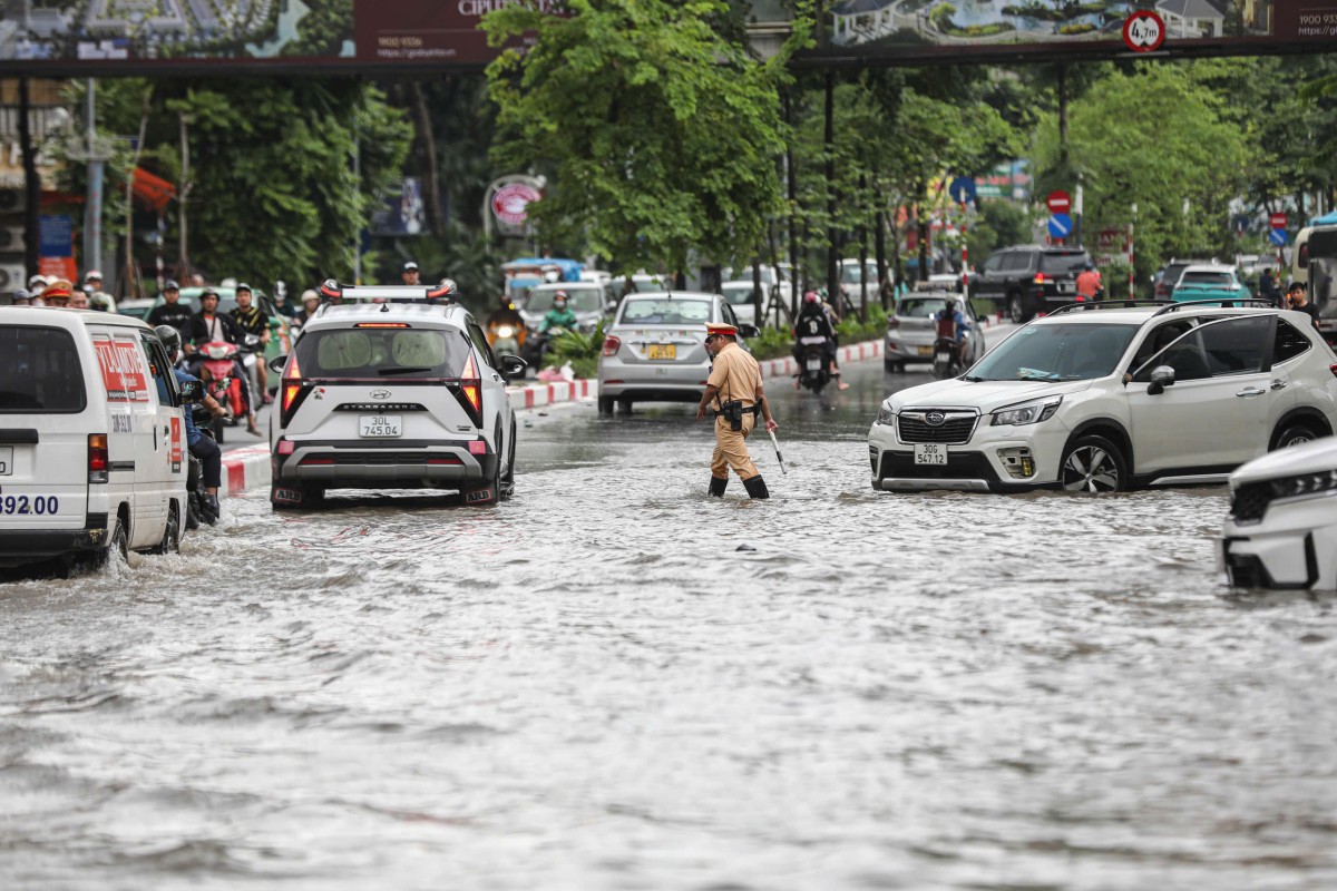 Sau mưa bão, Công an Hà Nội kịp thời hỗ trợ người dân tại các điểm ngập úng Sau mưa bão, Công an Hà Nội kịp thời hỗ trợ người dân tại các điểm ngập úng