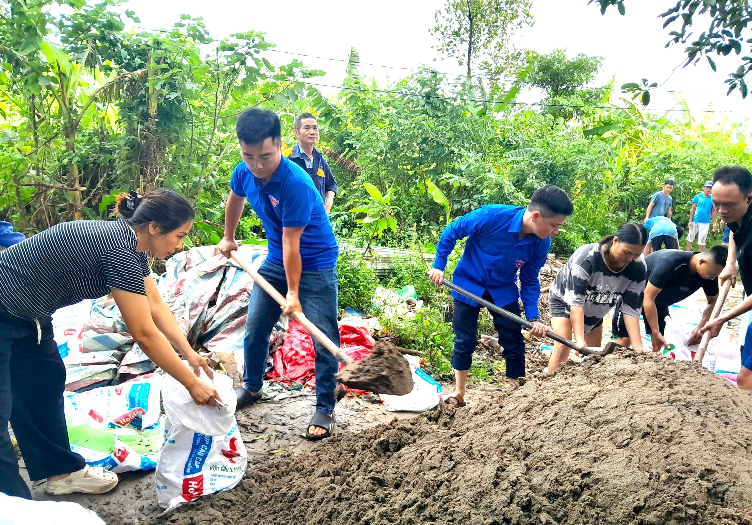 Nam Phù: Mặt trận sát cánh cùng chính quyền và Nhân dân ứng phó bão số 10 Nam Phù: Mặt trận sát cánh cùng chính quyền và Nhân dân ứng phó bão số 10