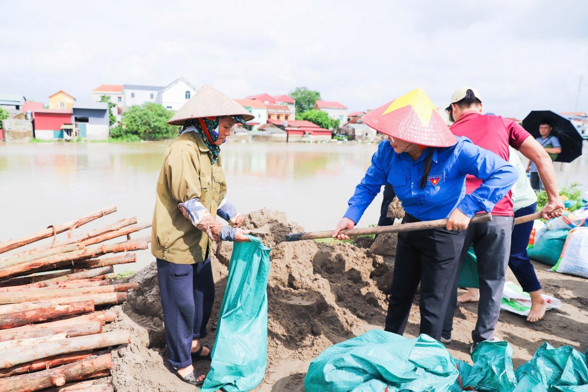 Xã Thượng Phúc khắc phục sự cố đê sông Nhuệ bảo đảm an toàn cho nhân dân