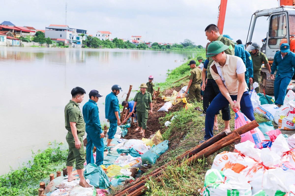 Xã Thượng Phúc khắc phục sự cố đê sông Nhuệ bảo đảm an toàn cho nhân dân