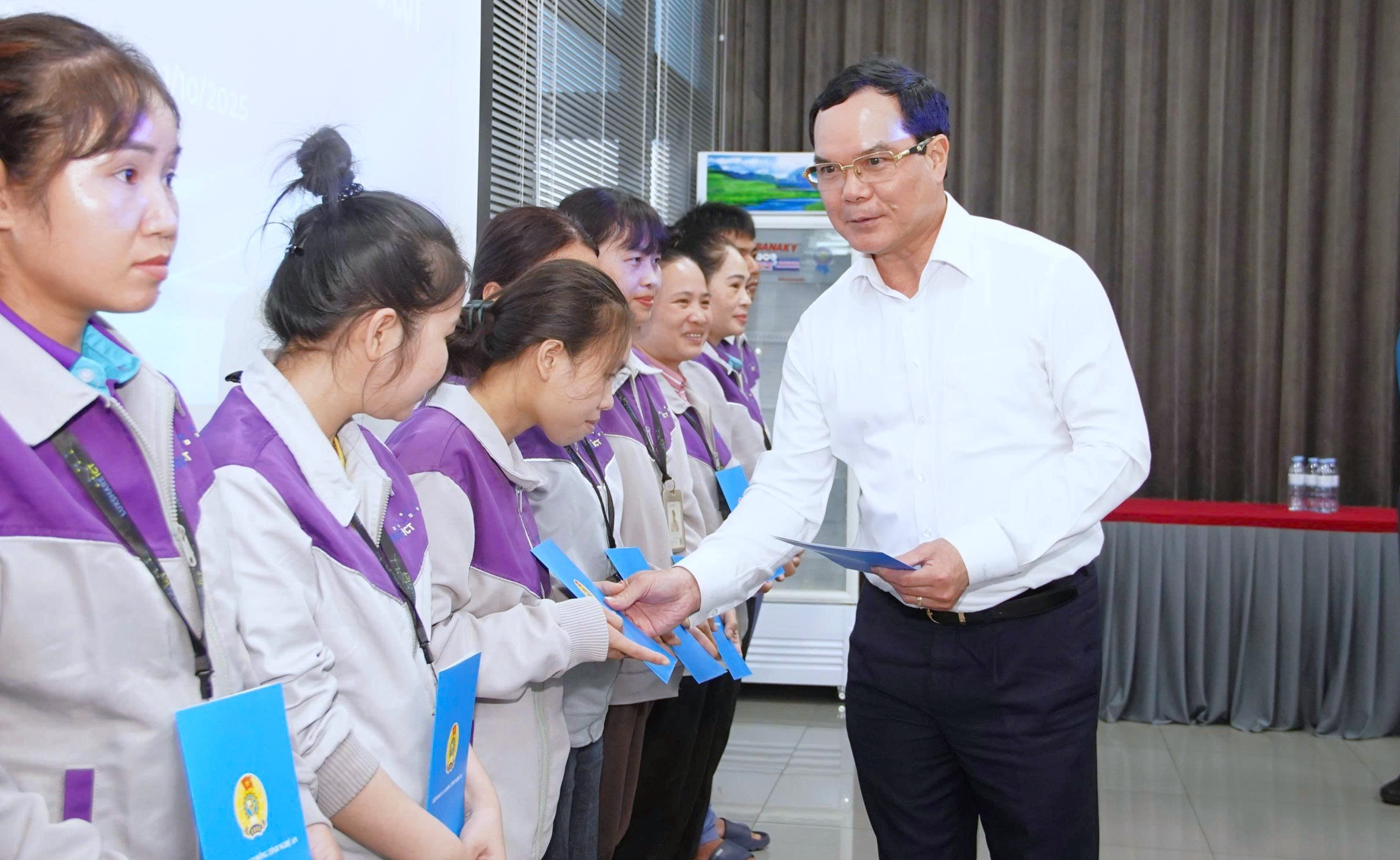 Tổng LĐLĐ Việt Nam hỗ trợ tỉnh Nghệ An 500 triệu đồng khắc phục hậu quả bão số 10