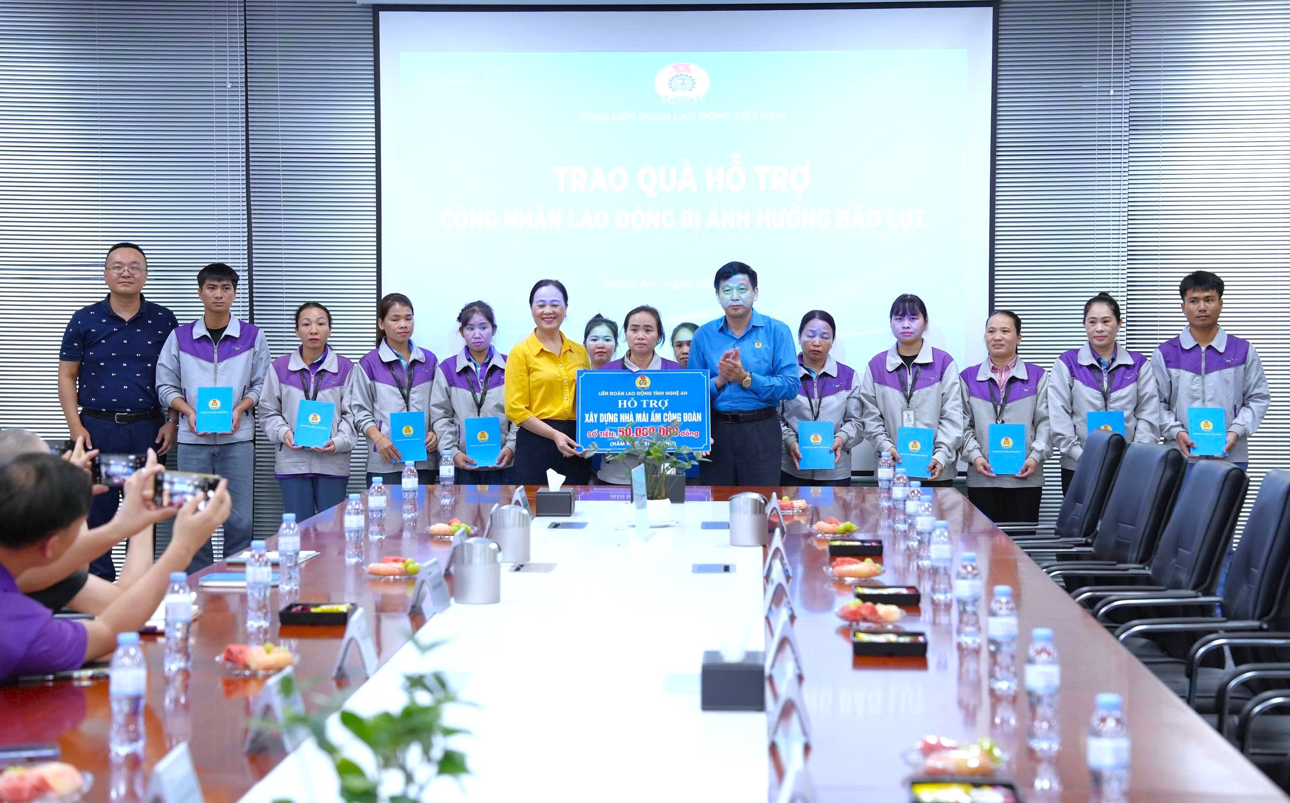 Tổng LĐLĐ Việt Nam hỗ trợ tỉnh Nghệ An 500 triệu đồng khắc phục hậu quả bão số 10