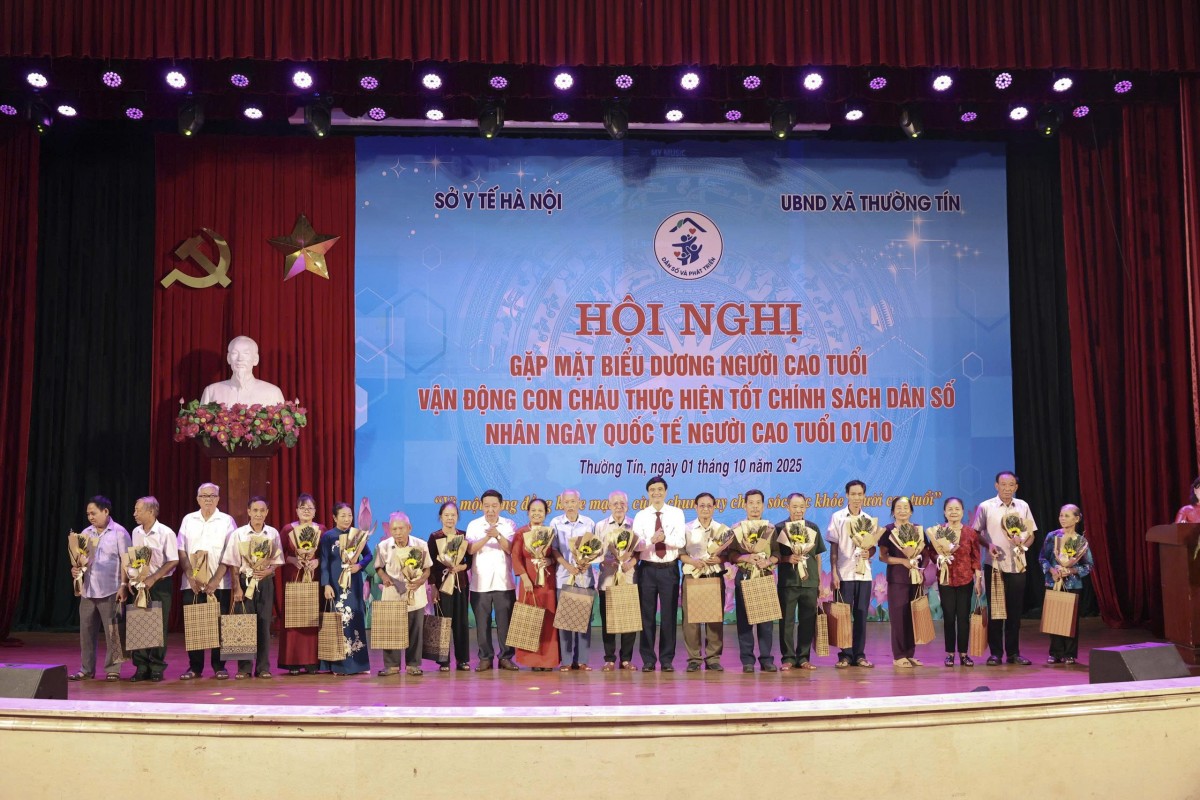 Hà Nội biểu dương người cao tuổi có thành tích vận động con cháu thực hiện tốt chính sách dân số Hà Nội biểu dương người cao tuổi có thành tích vận động con cháu thực hiện tốt chính sách dân số