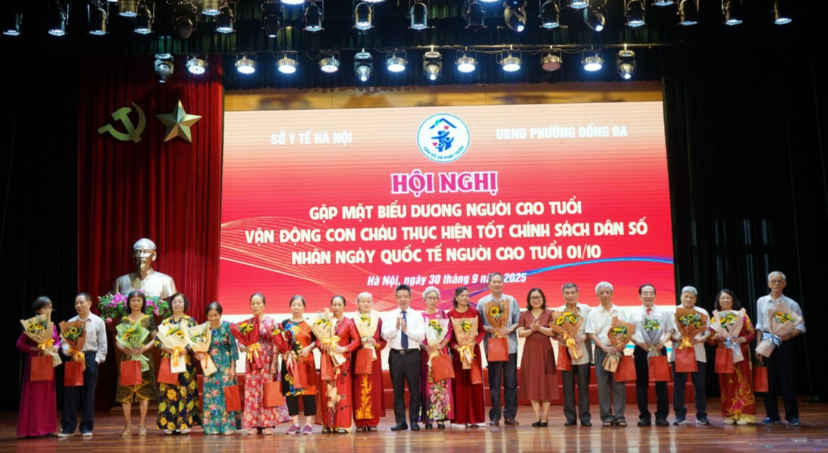 Hà Nội biểu dương người cao tuổi có thành tích vận động con cháu thực hiện tốt chính sách dân số Hà Nội biểu dương người cao tuổi có thành tích vận động con cháu thực hiện tốt chính sách dân số