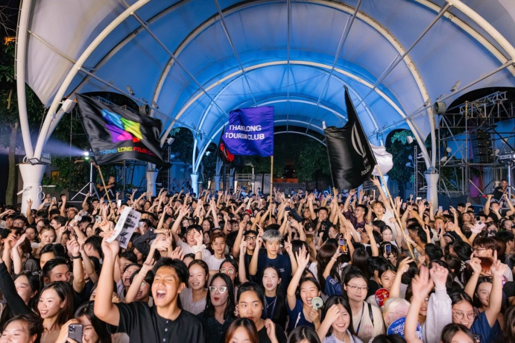 Bùng nổ đêm nhạc hội Uni-Stellar chào tân sinh viên K38 Trường Đại học Thăng Long