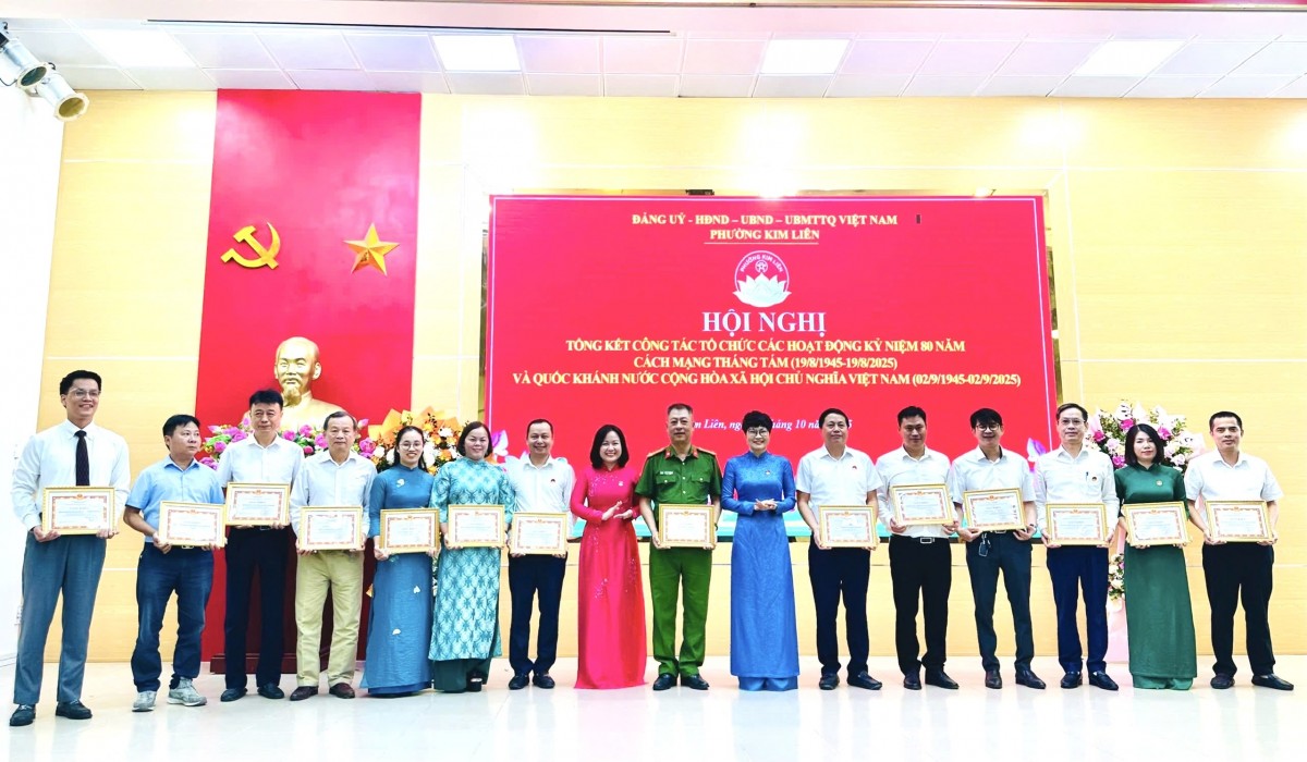 Phường Kim Liên khen thưởng 148 tập thể, cá nhân xuất sắc trong tổ chức hoạt động kỷ niệm 80 năm Quốc khánh