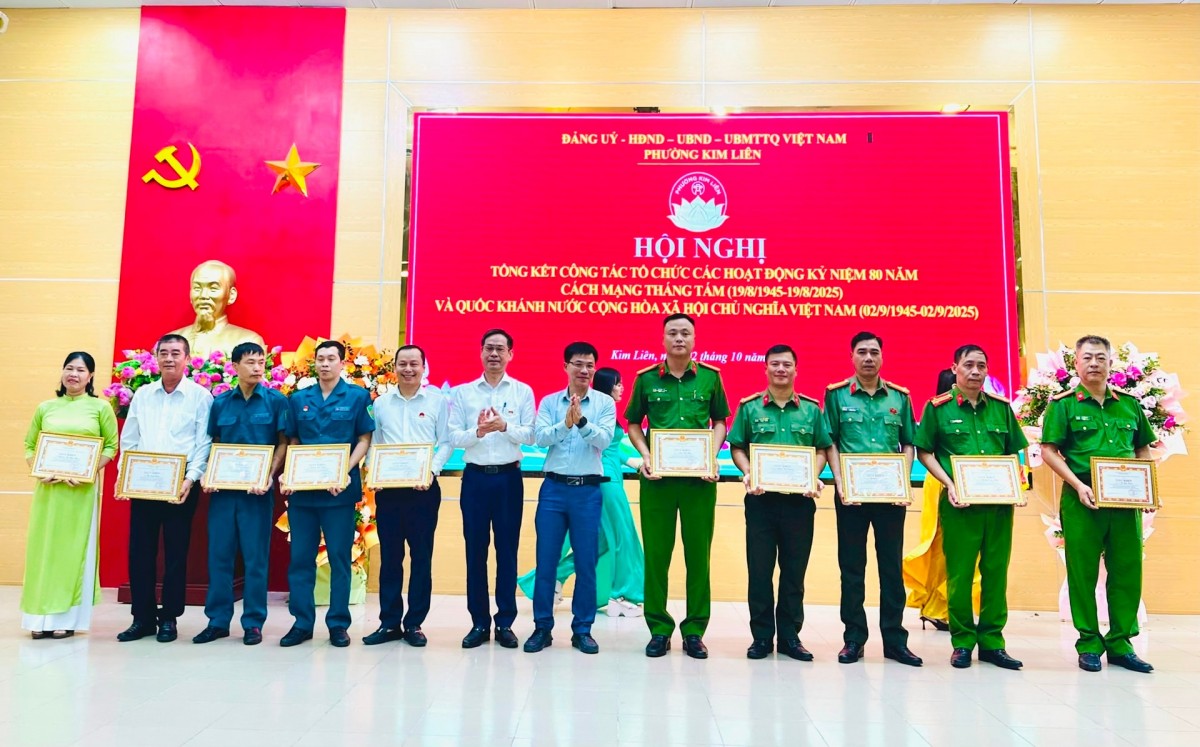 Phường Kim Liên khen thưởng 148 tập thể, cá nhân xuất sắc trong tổ chức hoạt động kỷ niệm 80 năm Quốc khánh