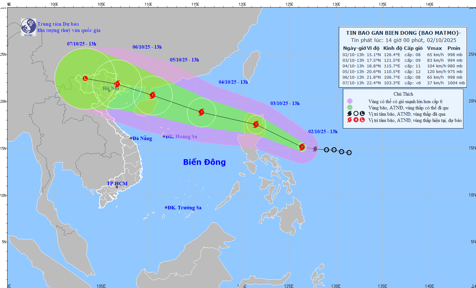 Tin bão mới nhất: Bão Matmo tăng cấp, giật cấp 15 áp sát Biển Đông