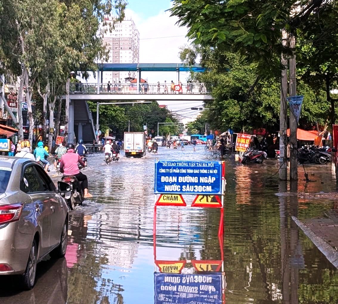 Hà Nội: Nhiều điểm vẫn úng ngập do ảnh hưởng của hoàn lưu bão số 10