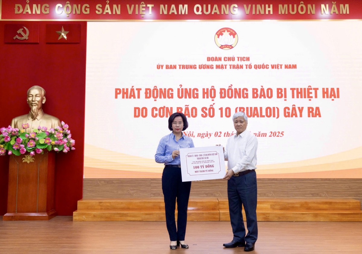 Thành phố Hà Nội ủng hộ 100 tỷ đồng giúp đồng bào các tỉnh khắc phục hậu quả cơn bão số 10