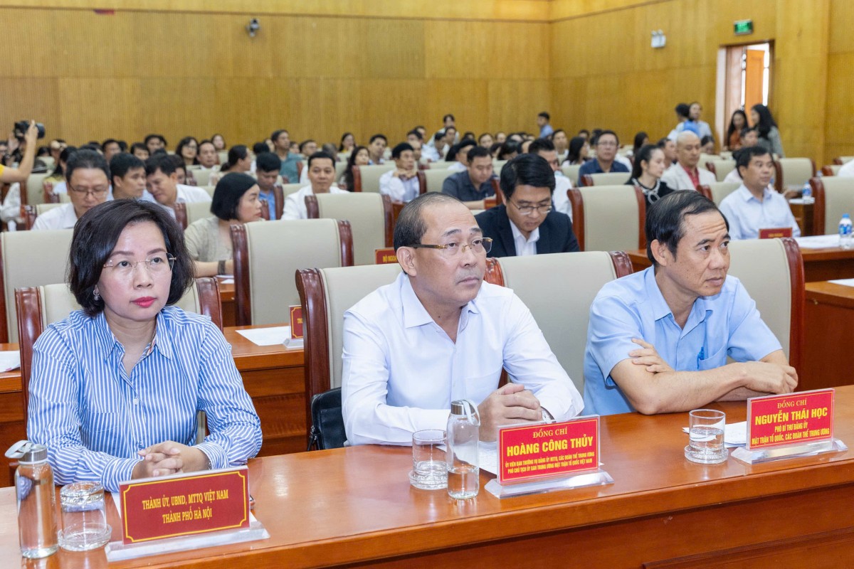 Thành phố Hà Nội ủng hộ 100 tỷ đồng giúp đồng bào các tỉnh khắc phục hậu quả cơn bão số 10