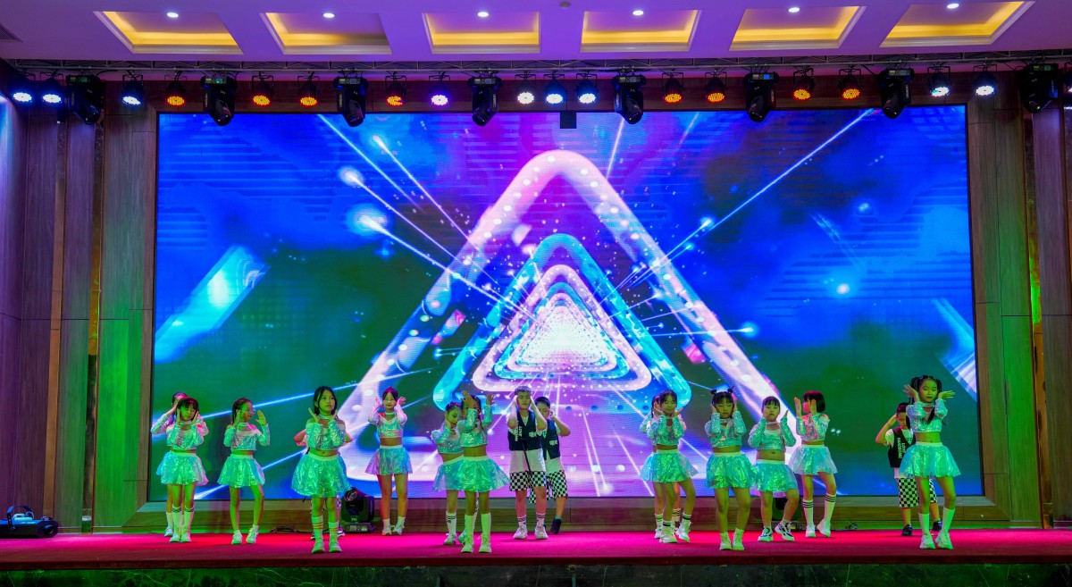 Các tiết mục văn nghệ sôi động tại sự kiện lễ trao giải cuộc thi vẽ tranh cùng Mường Thanh mùa 3 (Ảnh: BTC).