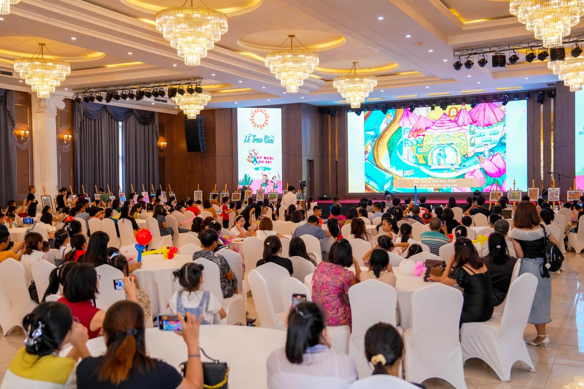 Các thí sinh được thầy cô và phụ huynh đưa tới dự lễ trao giải cuộc thi vẽ tranh du lịch cùng Mường Thanh mùa 3 (Ảnh: BTC).