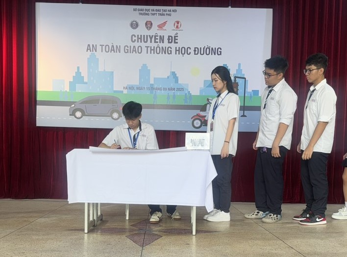 Hà Nội đồng loạt tăng cường tuyên truyền, kiểm tra an toàn giao thông trong trường học