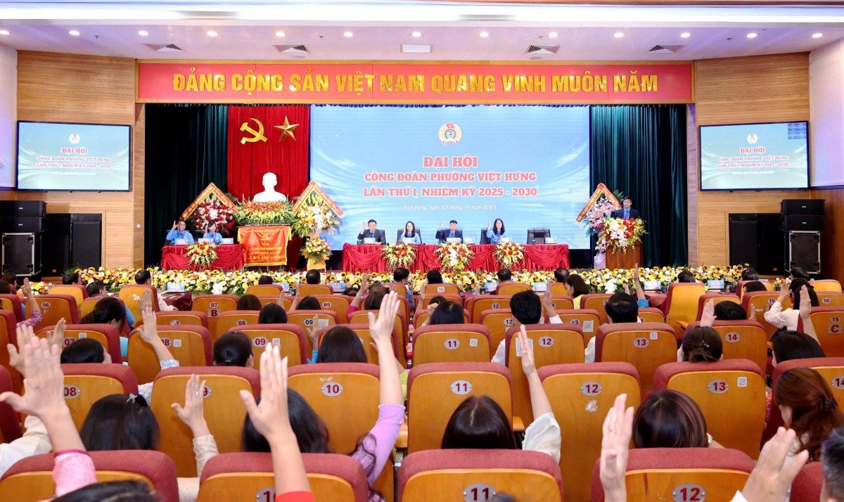 Đồng chí Vũ Hoàng Long giữ chức Chủ tịch Công đoàn phường Việt Hưng khoá I Đồng chí Vũ Hoàng Long giữ chức Chủ tịch Công đoàn phường Việt Hưng khoá I