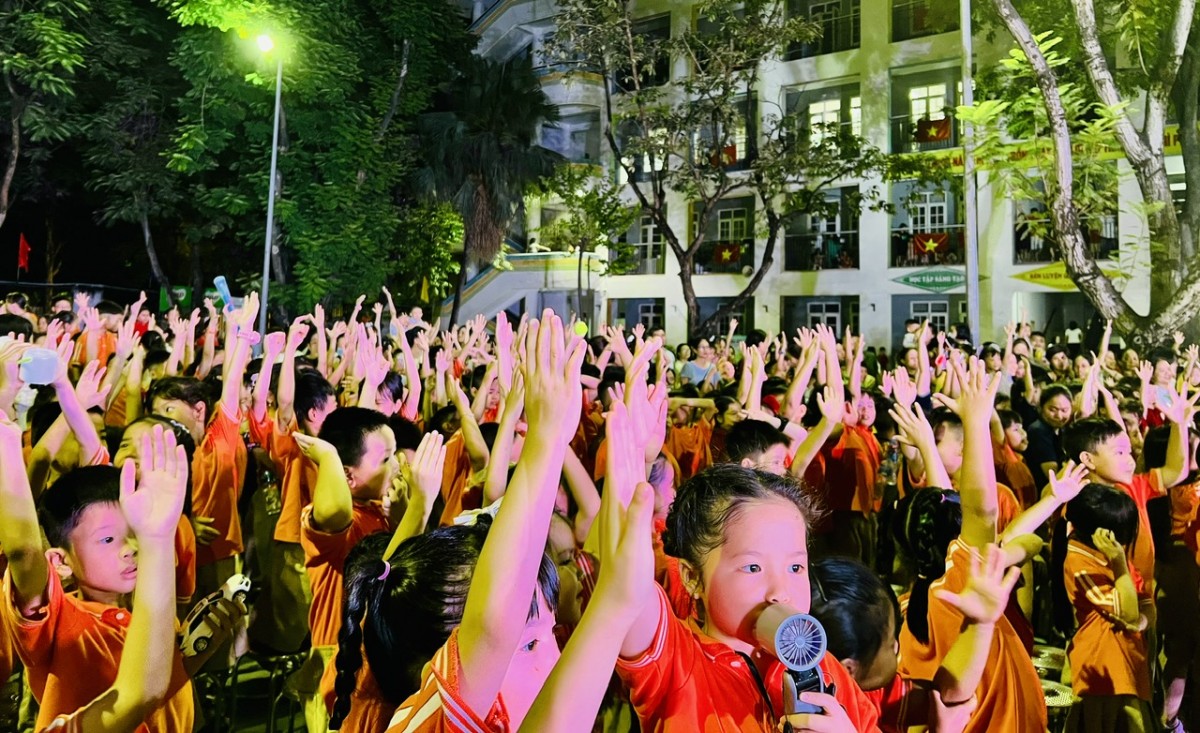 Rộn ràng “Đêm hội Trăng rằm 2025” phường Phú Thượng