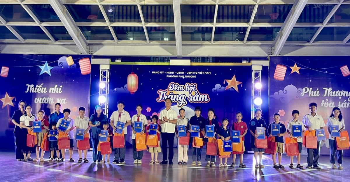 Rộn ràng “Đêm hội Trăng rằm 2025” phường Phú Thượng