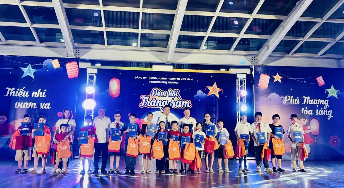 Rộn ràng “Đêm hội Trăng rằm” phường Phú Thượng