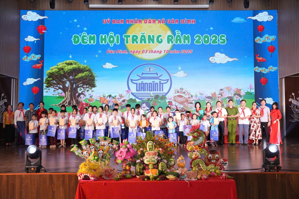 Phó Chủ tịch HĐND Thành phố Phùng Thị Hồng Hà tham dự 