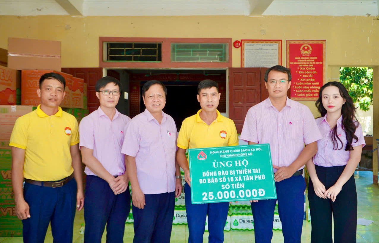 Đến với bà con vùng lũ bằng tất cả tình cảm và trách nhiệm Đến với bà con vùng lũ bằng tất cả tình cảm và trách nhiệm